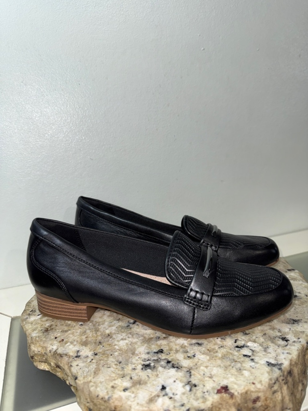 Clarks Juliet Aster Black Leather Loafers Sleek Comfort Low Block Heel Sz 8.5 - Picture 4 of 16